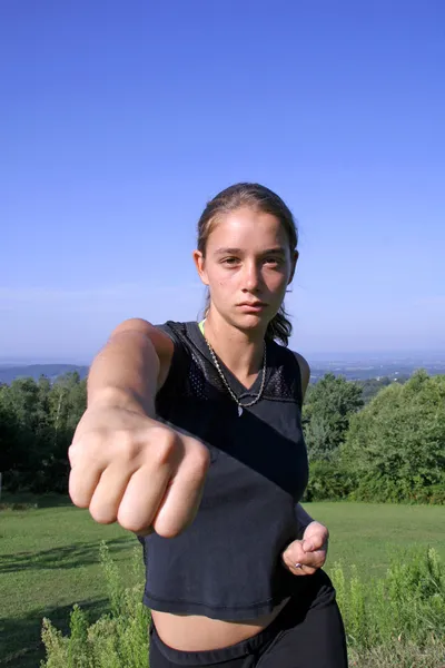 Vuist - aantrekkelijke jonge vrouw oefenen zelfverdediging — Stockfoto
