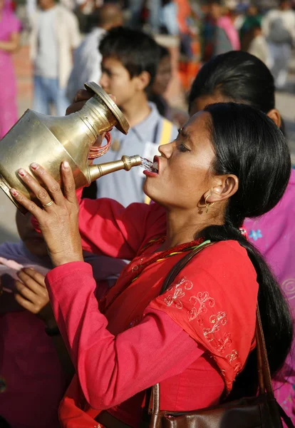 П'ють святу воду — стокове фото