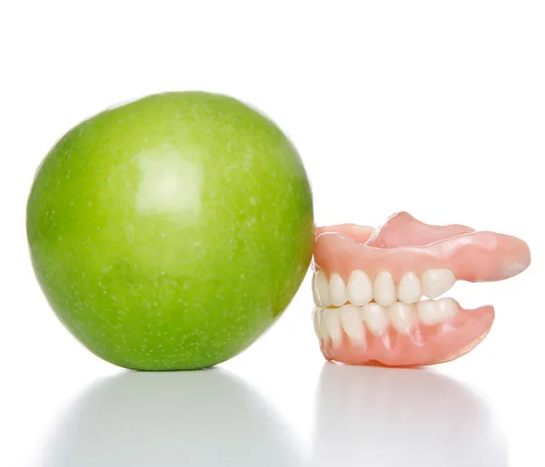 Dentadura e maçã — Fotografia de Stock