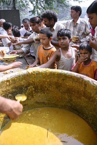 S občerstvením u silnice, Dillí, Indie — Stock fotografie