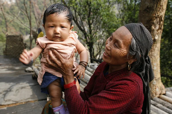 Gurung grand moeder met kleinkind, annapurna, nepal — Stockfoto