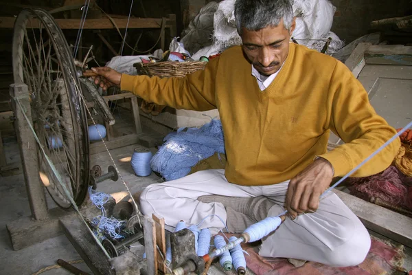 Άνθρωπος ύφανση στο εργαστήριο, Δελχί, Ινδία — Φωτογραφία Αρχείου