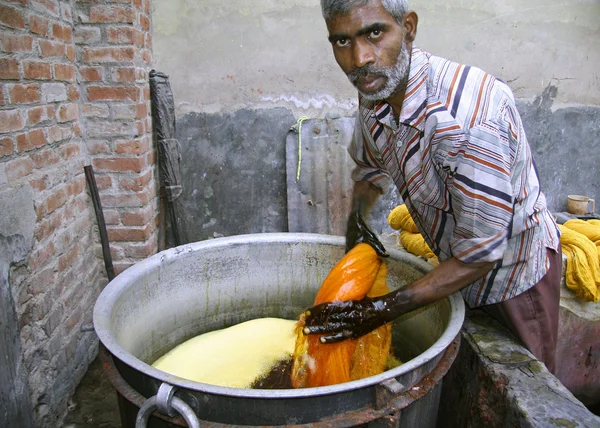 Człowiek barwienia wyrobów włókienniczych w Indiach — Zdjęcie stockowe