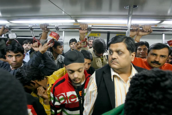 Transporte en tren lleno de gente — Foto de Stock