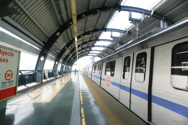Train station platform — Stock Photo, Image