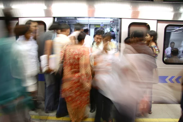 Deli passageiros do metro — Fotografia de Stock