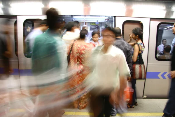 Deli passageiros do metro — Fotografia de Stock