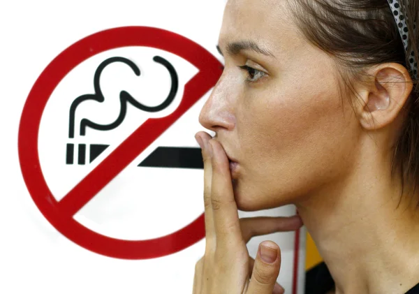 Senhora fumar um painel para não fumadores — Fotografia de Stock