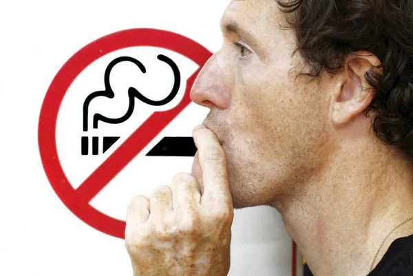 Man smoking a no-smoking sign — Stock Photo, Image