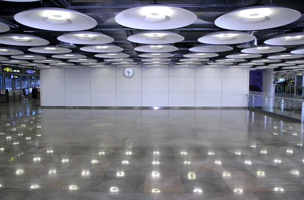 Aeroporto interior e luzes, madrid, espanha — Fotografia de Stock