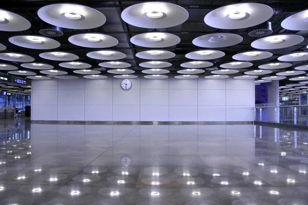 Aeroporto interior e luzes, madrid, espanha — Fotografia de Stock