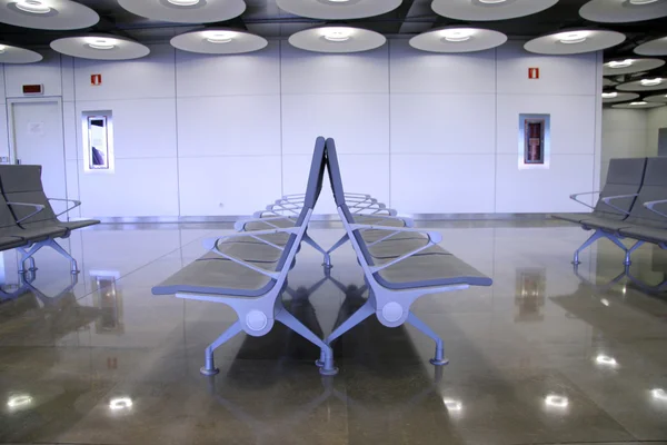 Пассажирский зал ожидания в аэропорту, Мадрид, Испания — стоковое фото