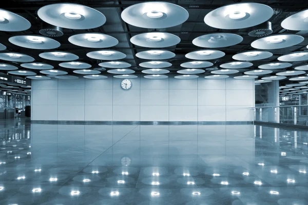 Интерьер и освещение аэропорта, Мадрид, Испания — стоковое фото