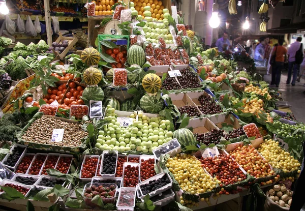 Mercado de frutas por la noche, taksim, istanbul, pavo — Foto de Stock