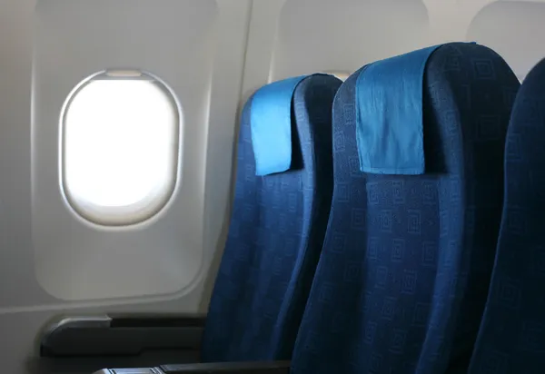 Самолет сиденье и окно — стоковое фото