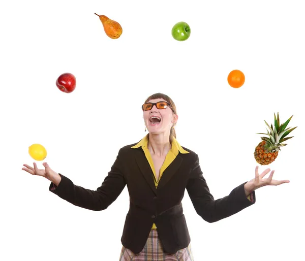 Donna giocoleria frutta — Foto Stock
