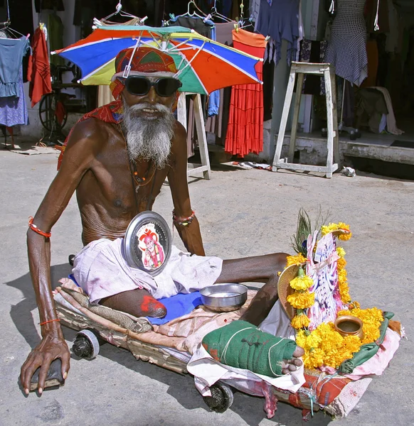 Vieux handicapés mendiant s'habille pour attirer l'attention et obtenir de l'argent de phot — Photo