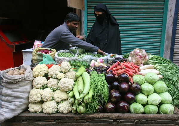 Człowiek sprzedaje warzywa, delhi, Indie — Zdjęcie stockowe