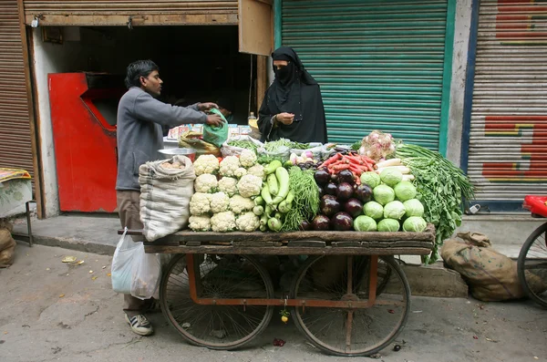 Man de verkoop van groenten, delhi, india — Stockfoto