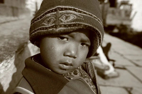 Annapurna Circuit, Nepal - March 2008. Portrait of young gurung boy with ca — Stock Photo, Image