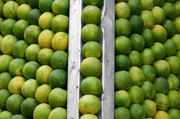 Narancs sorakozott fel a gyümölcslé boltban, Delhiben, Indiában. — Stock Fotó