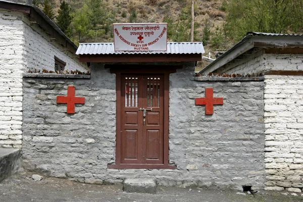 Pequeno dispensário cruz vermelha no circuito annapurna, nepal — Fotografia de Stock
