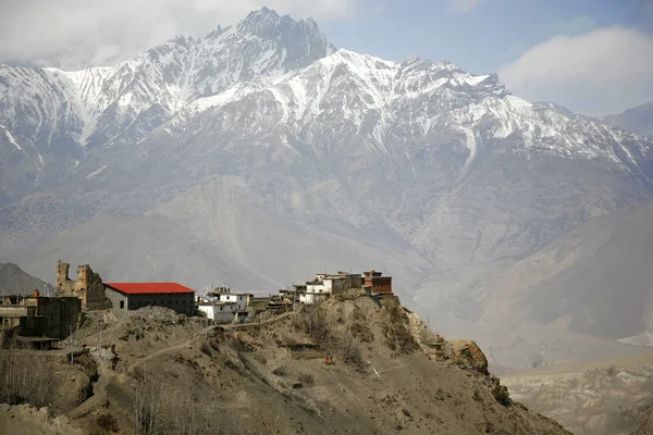 Pohled na vesnici jharkot a okolní hory od muktinath, annapurna — Stock fotografie