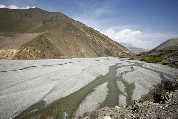 Panoramiczny widok na dolinę rzeki w dolnej mustang, annapurna, nepal — Zdjęcie stockowe