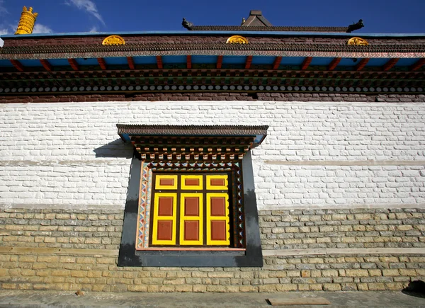 Mosteiro parede e janela, pisang superior, annapurna, nepal — Fotografia de Stock