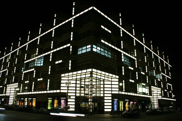 Edifício de rua iluminado, berlin, alemanha — Fotografia de Stock