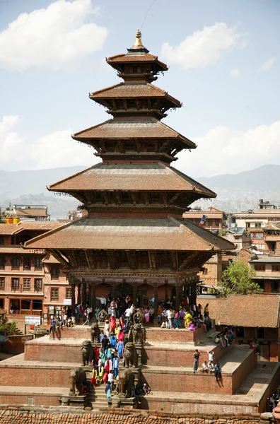 Собираться на ступенях пагоды во время Нового года в Непали — стоковое фото