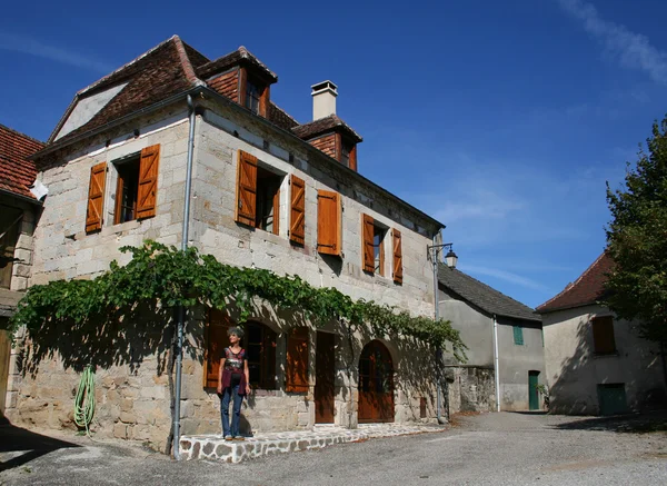 Vrouw stond aan de voorkant van de oude huis in correze, Frankrijk — Stockfoto