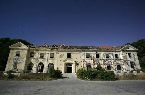 Hotel abandonado — Foto de Stock