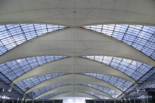 Estrutura de telhado metálico e de vidro — Fotografia de Stock