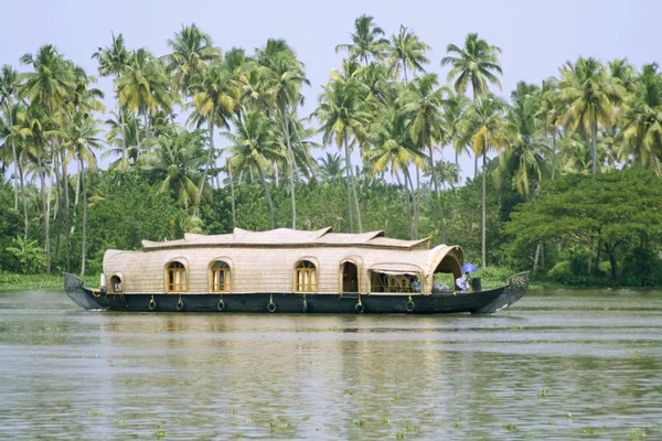 游艇邮轮通过回水、 喀拉拉邦、 印度 — 图库照片