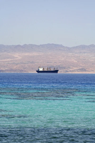 Cargo fartyget på röda havet, sinai, Egypten — Stockfoto