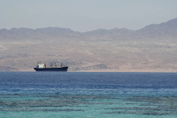 Грузовое судно на Красном море, Синай, Египет — стоковое фото