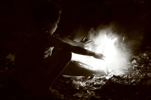 Poor street kid heating herself with fire, nepal — Stock Photo, Image