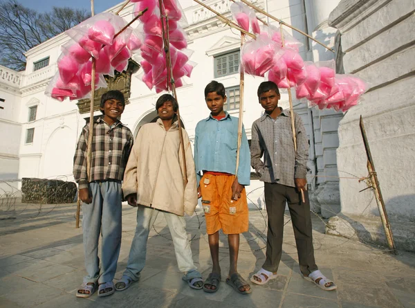 Street hawkers vendendo fio dental de doces em durbar square, kathmandu, nepal — Fotografia de Stock
