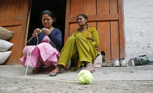 Lokale Frauen stricken im Dorf, annapurna, nepal — Stockfoto