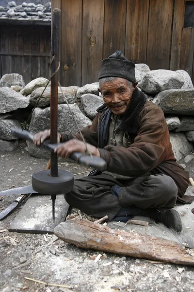 Hombre viejo trabajando — Foto de Stock