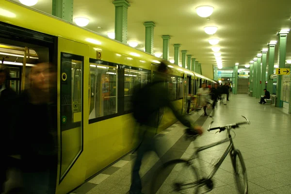 Пасажирський поїзд на підземній станції — стокове фото