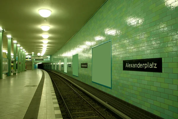 Eenzame alexanderplatz u-bahn-station — Stockfoto