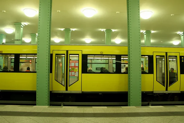 Gestopt ondergrondse trein in station — Stockfoto