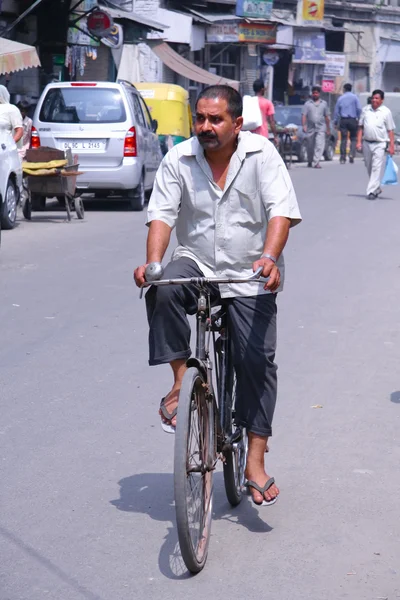 Człowiek jazda na rowerze — Zdjęcie stockowe