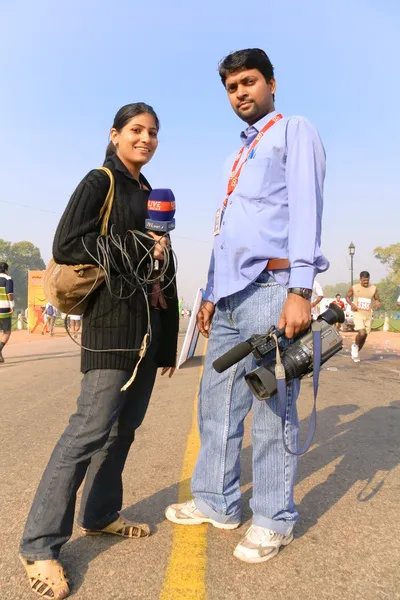 Two reporters at marathon — Stock Photo, Image
