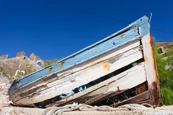 Hnijící rybářský člun — Stock fotografie