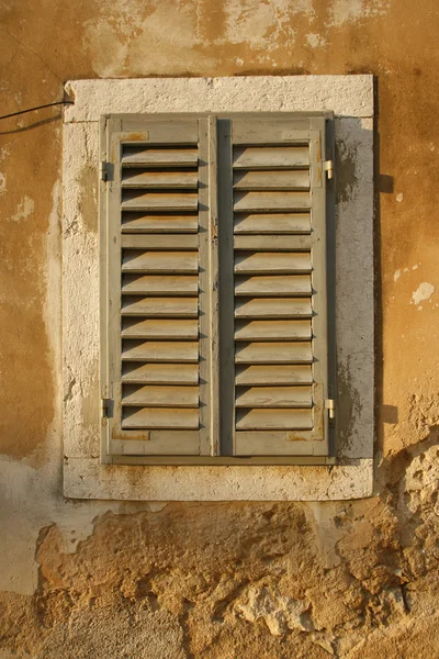 Janela persianas na casa velha em pequena aldeia no mediterrâneo, croati — Fotografia de Stock