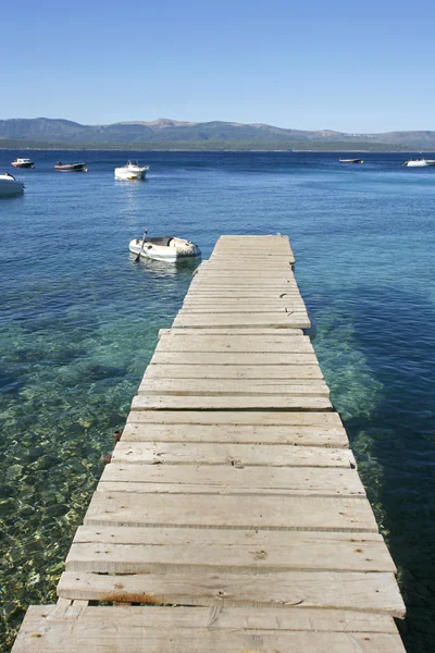 Molo, které vede do Středozemního moře, Chorvatsko — Stock fotografie