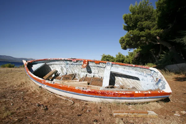 Старий рибальський човен покинутий на пляжі, Хорватія — стокове фото
